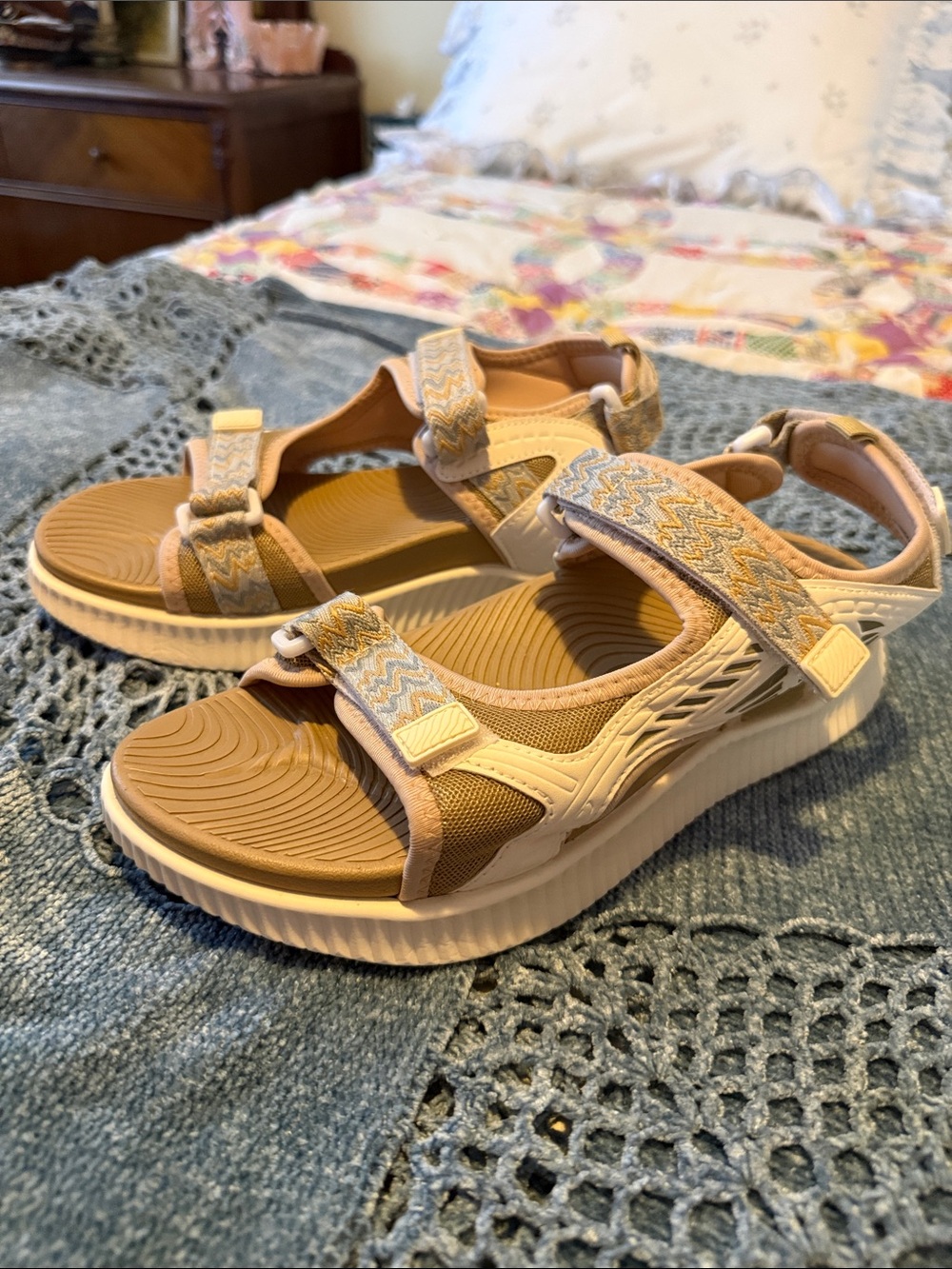 ✨NWOT  Kuailu Tan Sport Sandals